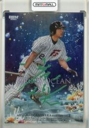 2025 BBM 35周年 小笠原道大 CROSS OCEAN 銀紙シルキーエメラルド箔サイン版【013/100】 日本ハムファイターズ