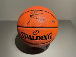 Rui Hachimura Autographed Spalding Replica Basketball〈証明書〉付き