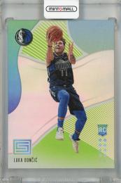 2018-19 Panini Status Luka Doncic  Green #122 RC Dallas Mavericks