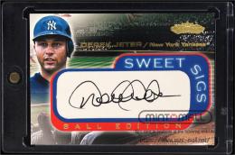 2001 Fleer Showcase #14 Derek Jeter Sweet Sigs Leather Autograph SP /75 (MSV#1463)