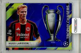 2025-26 TOPPS UEFA Club Competitions Hugo Larsson Trophy Chasers Gold Foil #TC16【38/50】 Eintracht Frankfurt